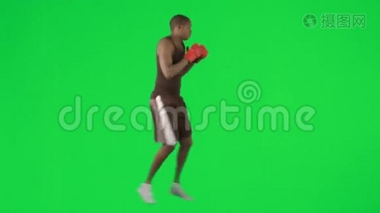 年轻人在绿色屏幕上打拳击视频
