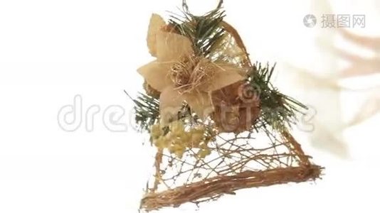 用树枝、装饰饰品、圣诞装饰品制成的装饰钟视频
