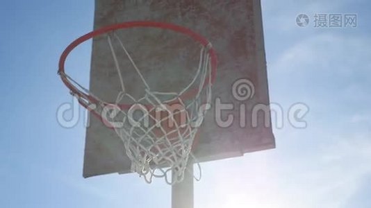 在蓝色运动街上的旧篮球篮视频