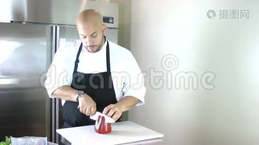 厨师切辣椒做沙拉视频