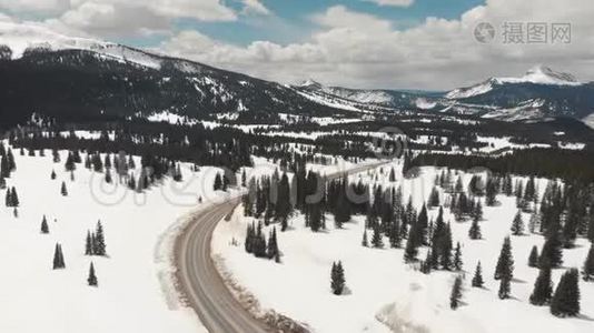 科罗拉多州阿斯彭附近的岩石山脉、森林和雪后道的风景照视频