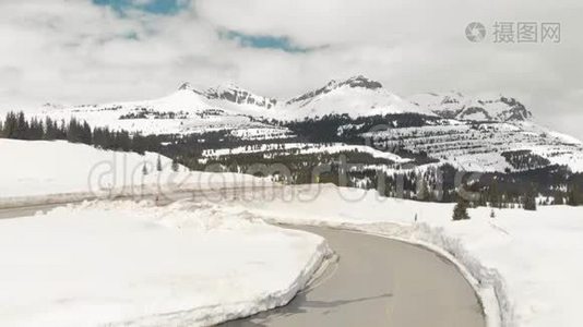 科罗拉多州阿斯彭附近的岩石山脉、森林和雪后道的风景照视频