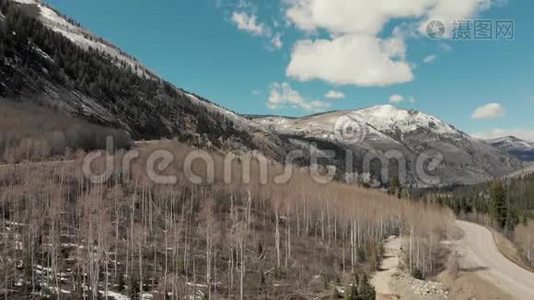 科罗拉多州阿斯彭附近的岩石山脉、森林和雪后道的风景照视频