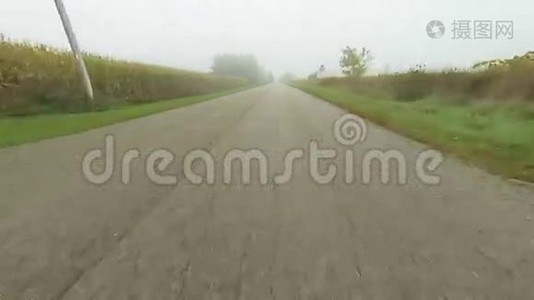 在雾蒙蒙的一天，从一个角度沿着一条安静的道路行驶视频