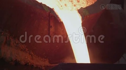 铸造厂里的液态金属视频
