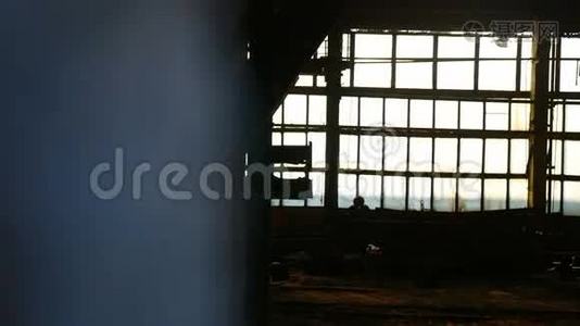 玻璃剪影日光房子窗户废弃仓库工厂视频坏了视频