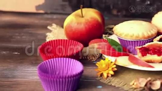 蛋糕篮，浆果果仁，木桌，乡村松饼，小蛋糕手视频