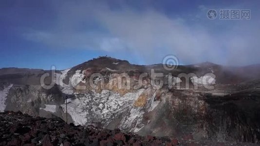 日本富士山顶部的火山口。视频