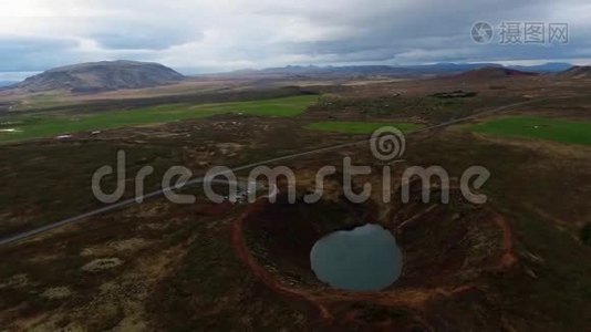 冰岛火山口的鸟瞰图视频