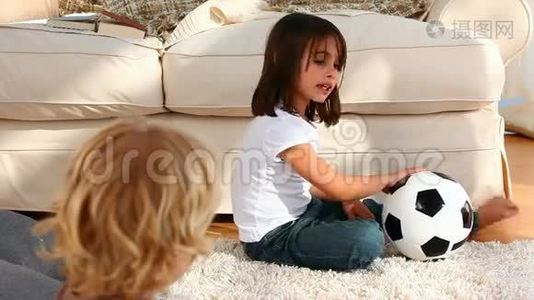 女孩和她哥哥在地毯上玩游戏视频