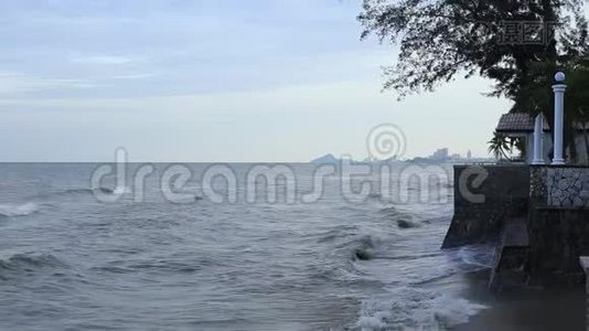 海滩阳光明媚的一天空蓝海夏日天空水上旅游热带度假视频