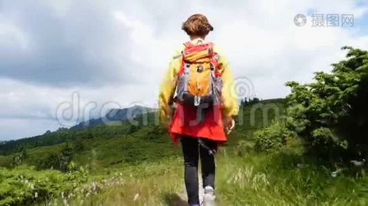 在山上的女徒步旅行者视频