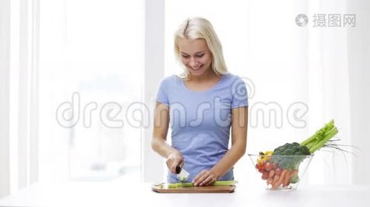 微笑的年轻女子在家切芹菜视频
