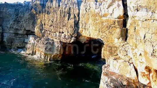 波浪穿过悬崖上的一个天然洞，博卡是地狱视频