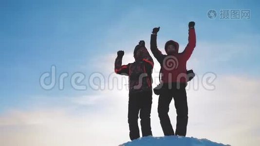 团队合作。 群雄冬雪山团队游客欢乐成功成就举起双手欢乐目标视频