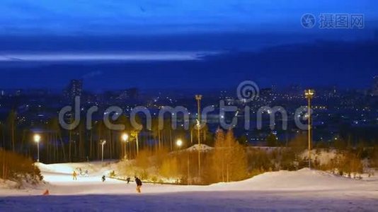 叶卡捷琳堡背景下的滑雪坡。 俄罗斯视频