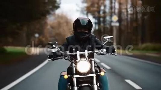 骑摩托车的活跃女孩，复古风格，快乐冒险的概念视频