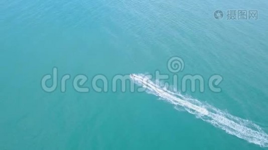 海上喷气滑雪的空中景观视频