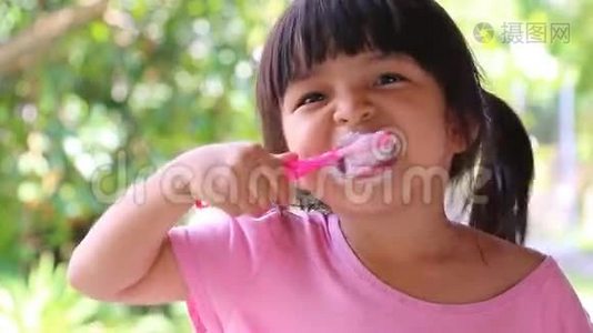 可爱的亚洲女孩刷牙视频