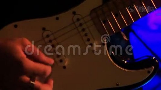 特写吉他手插电吉他在夜间酒吧在睫毛视频