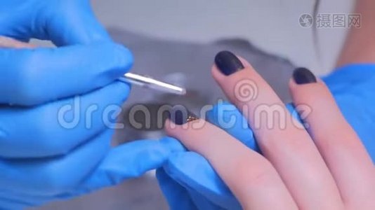 医生在美容院治疗病人-在指甲上画画视频