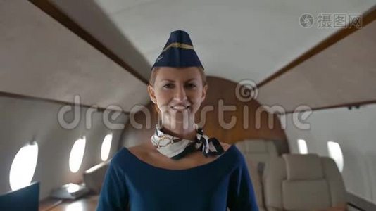 私人飞机舱内的年轻空姐。视频