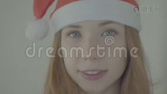 穿着红色圣诞老人的快乐女孩，颜色简介slog3视频