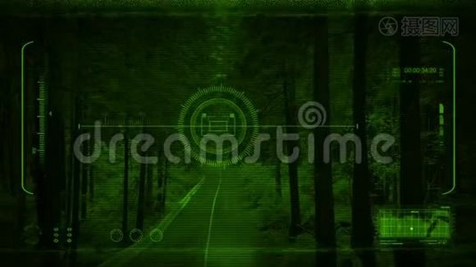 夜视镜追踪车在森林的夜晚视频