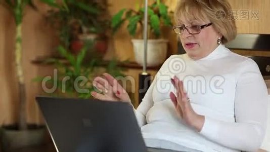 高级女性使用笔记本电脑进行交流。 带手提电脑的女人视频