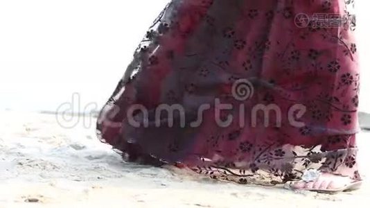 勃艮第连衣裙在风中发展视频