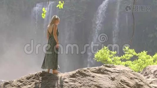一个女人在瀑布旁视频