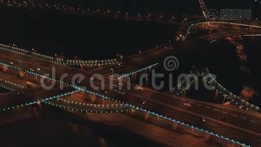 夜间高速公路立交的高空俯视图.. 从上面俯瞰道路交叉口，汽车交通和交通堵塞视频