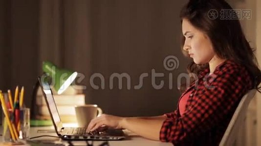 晚上在家打手提电脑的学生或妇女视频
