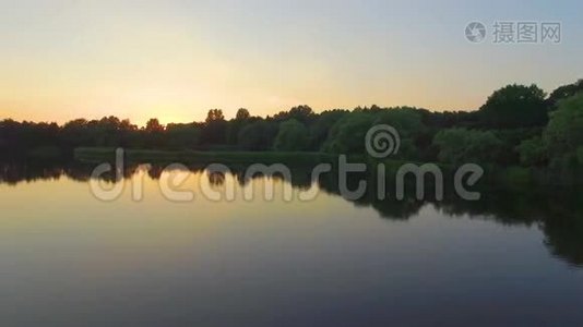 德国汉堡。 美丽的黄昏湖，日落在城市公园，从顶部观看视频