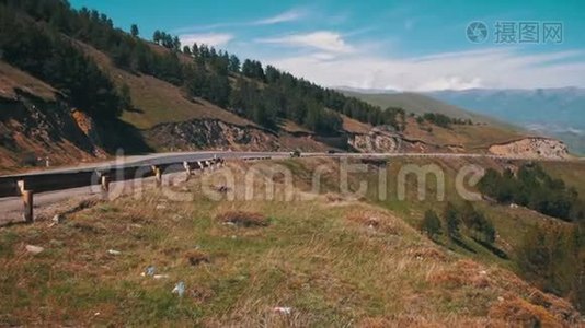在亚美尼亚，蛇形山脉和汽车沿着公路行驶视频