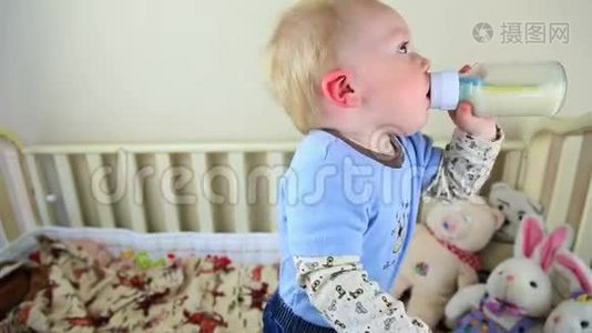 婴儿饮料瓶视频