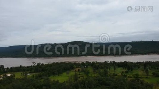 从泰国Ubon Ratchatani的Pha Taem国家公园悬崖上俯瞰湄公河景观视频