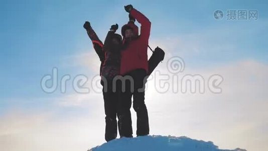 团队合作。 团体男冬雪山团队游客欢乐成功成就举起手欢乐目标视频