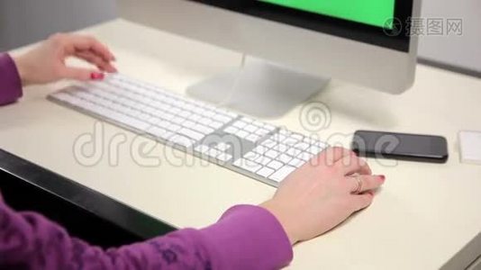 在电脑里工作的女人视频