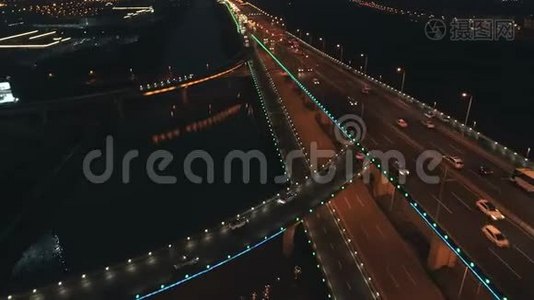 夜间高速公路立交的高空俯视图.. 从上面俯瞰道路交叉口，汽车交通和交通堵塞视频