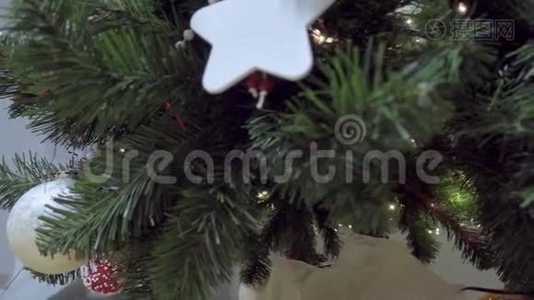 圣诞树的装饰很近视频