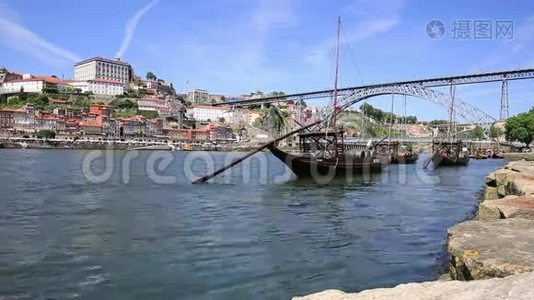 葡萄牙老波尔图和传统葡萄酒桶船视频