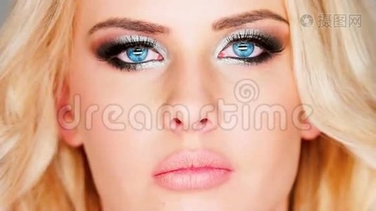 美丽的忧郁的蓝眼睛金发女人视频