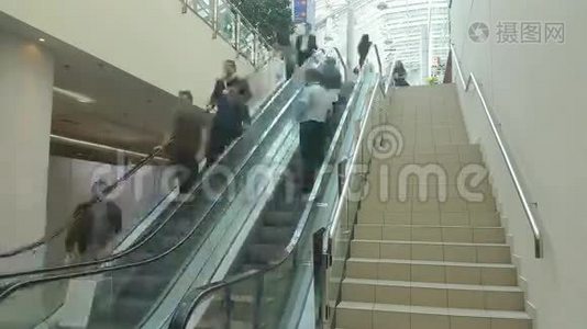 坐自动扶梯的人视频