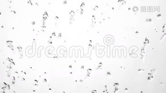 玻璃窗上湿雪的抽象背景。视频
