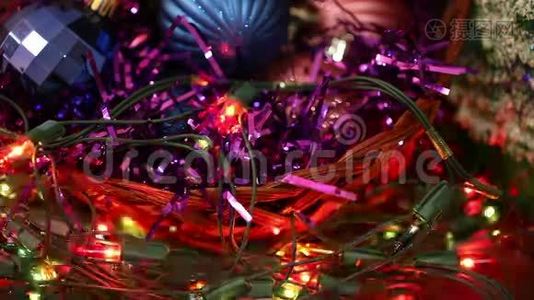 圣诞球和花环闪烁纠结视频