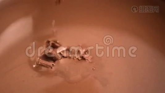 巧克力片掉进融化的巧克力里视频