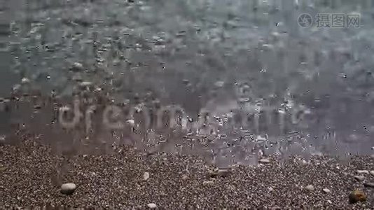 背景透明的海浪在美丽的鹅卵石海滩上流过视频