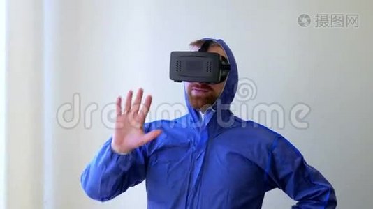 一个戴着虚拟现实面具的人环顾四周，操纵周围的环境视频