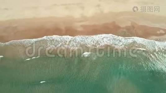 热带白沙滩上波浪的俯视图。 空中无人机在美丽的海滩上看到4k的海浪。视频